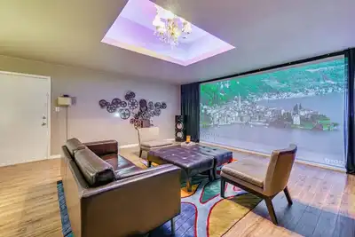 Image de Luxury Home w/ Media & Upscale Upgrades