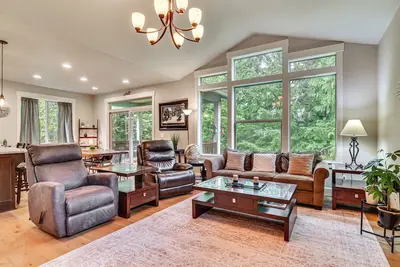 Image de Walk to Park & Creekside Trails! Modern Sandy Home