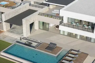 Aeora Villa, Shoreline Getaway