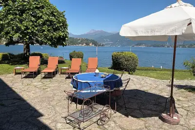 Image de Stately 400sqm Villa direct Lake Access pool & botanical park. Full privacy.