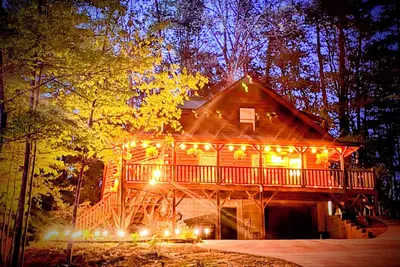 Image de 3 Bed 2 Bath Newly Renovated Farmhouse w/ 30+ acres of mountainside to explore.