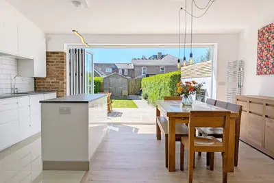 Image de The Stop - Emsworth  -  a cottage that sleeps 8 guests  in 4 bedrooms