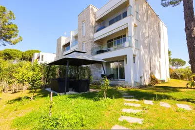 Garden Apartment with Private Pergola