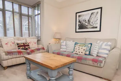 Image de Contemporary Coastal Chic: 3-Bed with Garden