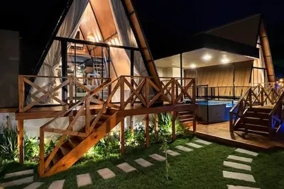 Image de Cabana Country Romântica com Banheira & Piscina