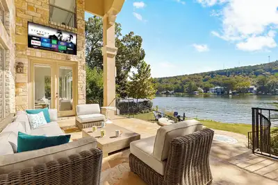 Image de 4br Lake Austin Estate | Private Dock + Wake Surf Water | 200 Ft Frontage