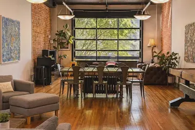 Image de Huge Historic Loft on State Street! 2 bed - 2 Bath - With view of Downtown