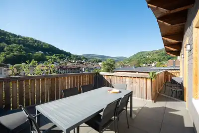 Image de Appartement familial rénové avec grande terrasse et 3 chambres - Lits faits et ménage inclus