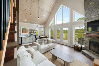 Image de Riverfront Chalet in Tatamagouche. Fireplace, Firepit, Bbq + Soaker Tub