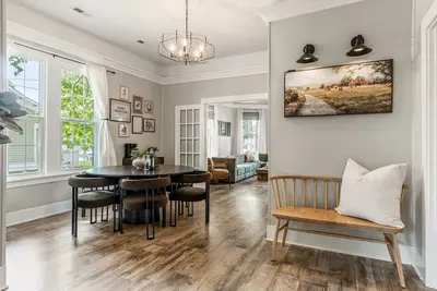 Image de Historic 2br Home in Downtown Troy - King Bed, Fire Table & Patio