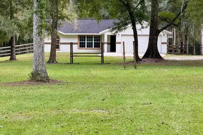 Image de Gated Farmhouse on 3 Fenced Acres. Centrally Located. Dog Friendly!