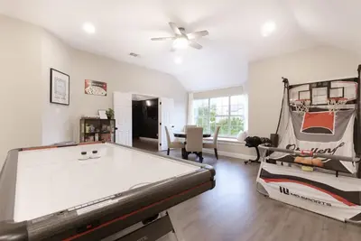 Image de 7br Luxury Home 15 Min to Universal Studios - Home Theater, Game Room, Sleeps 16