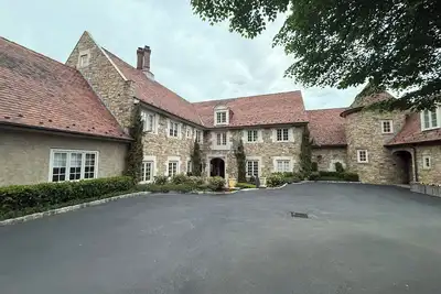 Image de Spacious 7-bedroom estate on 10+ acres in lovely Villanova with pool and jacuzzi