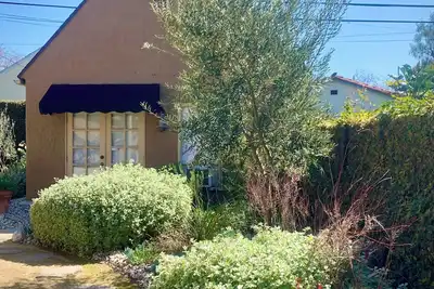 Image de Beautiful, Private Guesthouse Cottage in the Heart of L. A - Free, Easy Parking