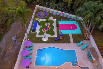 Image de Tropic Vibes - Basketball, Mini Golf, Heated Pool!