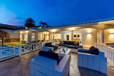 Image de Harbour View - Spacious Home w/ Pool & Bay Views