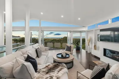 Image de Luxurious Omaha Beachfront Retreat