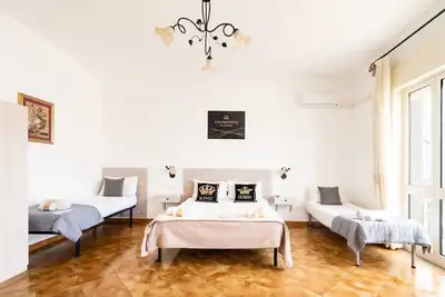 Image de Chambre quadruple avec balcon privé et vue sur la mer