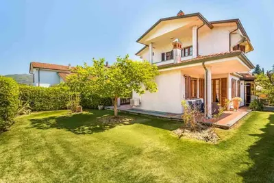 Image de Bienvenue à Admiral Garden, une charmante villa située à Sarzana, au sein d’un complexe calme de maisons mitoyennes, idéale pour ceux qui recherchent intimité, confort et espaces généreux pour un séjour agréable. Le logement dispose d’une ent