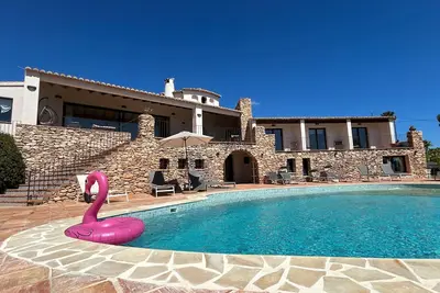 Image de Villa 'Sobre Las Rocas' avec vue mer, piscine et proche plage