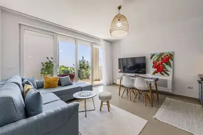 Image de Golden Hour Balcony Apartment | Pool & Beach 100m by PikHost
