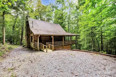 Image de Secluded authentic cabin, 2 Br/Loft/2 Ba, Sleeps 6, and close to the main road.