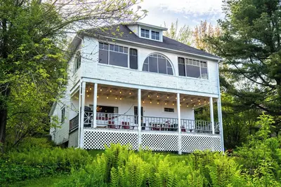 Image de A beautiful large historic waterfront cottage on the Saint John River