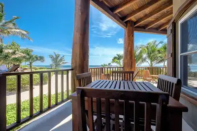 Image de Indigo Belize 1a Beachfront 3 room unit with deck, overlooks Caribbean Sea