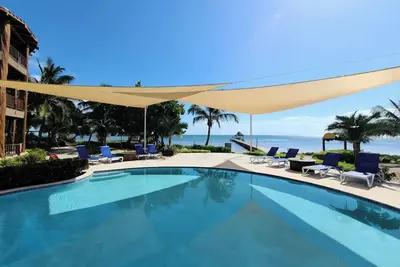 Image de Indigo Belize 2c, beach view unit with a colorful design, 3 bedrooms 3 baths