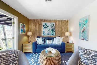 Image de Tropical Palm Island home steps from the beach with grill, outdoor shower, dock