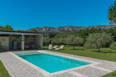 Image de Gîte provençal face au Luberon avec piscine partagée, terrasses privées et Wi-Fi