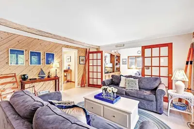 Image de Spacious home under a mile to Douglas Beach Great for families or groups