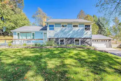Image de Comfortable home in a great location with enclosed yard, family room, & kayaks