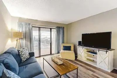 Image de One Block to the Beach Casual Condo with WiFi, Central Ac & Washer/Dryer