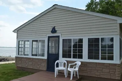 Image de Beach Front 2br Cottage #1 on Sandusky Bay — Steps from Private Beach