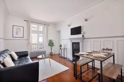 Image de Charme parisien, lits séparés, écran et bureau de travail, idéal familles et pro
