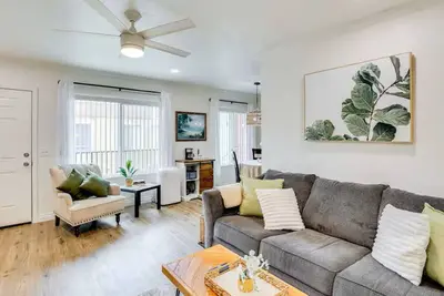 Image de Oceanside Escape with Ac / Walk to Beach, Coffee & Dining