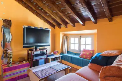 Image de Maison de vacances 'Buhardilla En Centro Histórico' avec terrasse privée, Wi-Fi et climatisation