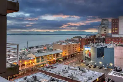 Image de 1br Condo Near Pike Place, World Cup, Waterfront View, Parking & Amenities