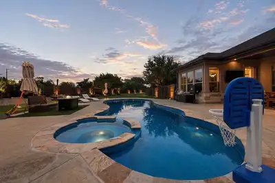 Image de Luxury Estate w/ Pool, Jacuzzi, Theater & Guest House