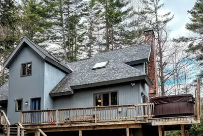 Image de Private 4-Season Ski Chalet minutes to Okemo/town, Hot Tub, on wooded 1+acres