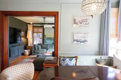Image de Newly Renovated • Group-Friendly • On-Site Parking • 10Min to Old Port