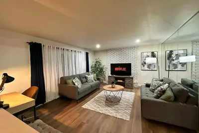 Image de Modern Comfort Stay Near Chicago /  Pet-Friendly /Parking  /Sleeps 6