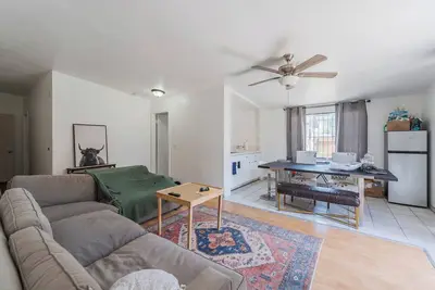 Image de Walk to sofi 2-bedroom condo with garage