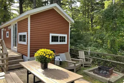Image de Cozy 2-bedroom cabin with Ac. Fun for all ages with pond and pool access.