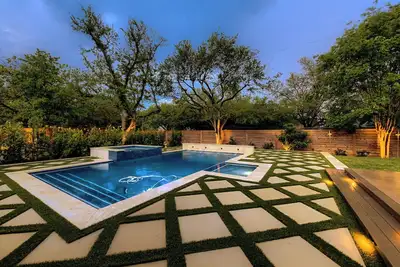 Image de Walk to Square | Backyard Oasis + Pool and Sauna