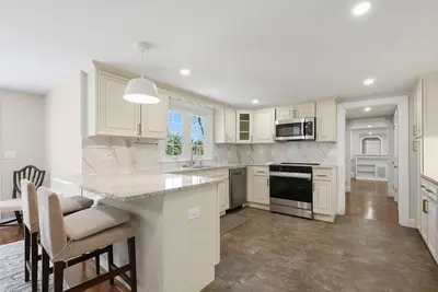 Image de New Listing Walk to Main Street and Hyannis Harbor