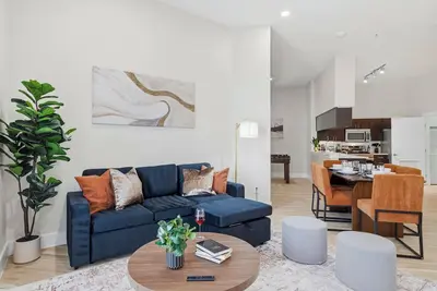 Image de Katy Trail Retreat: Stylish 2br/2ba in Uptown Dallas. Ac + Gym. Steps to Trail.