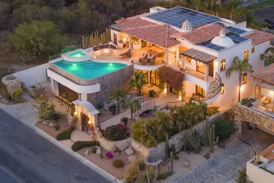 Image de Sleeps 16 · Cabo Villa, Pool + Private Pickleball
