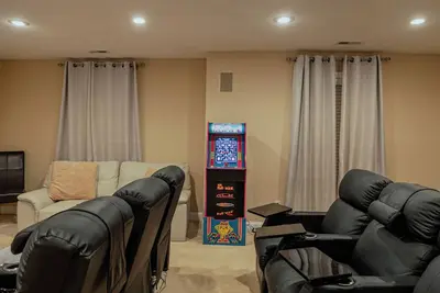 Image de Spacious 4br Retreat -- 2 Masters + Theater/Lounge -- Sleeps 10-12